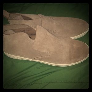 NWOT Dulce Vita

XANDIE MID-TOP SNEAKER